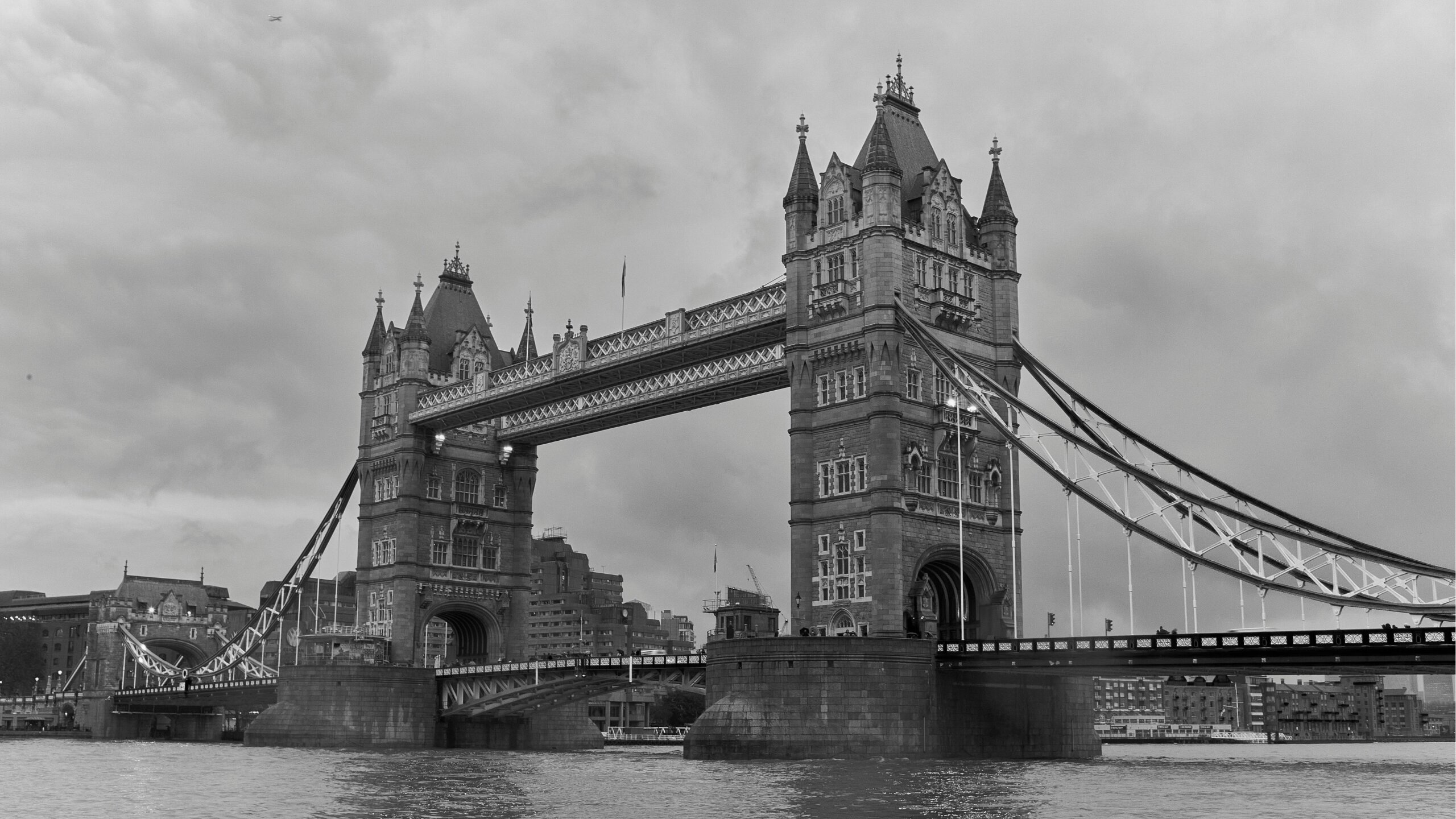 Die Geschichte der berühmten Tower Bridge: Wie Sie London zu Ihnen nach Hause holen